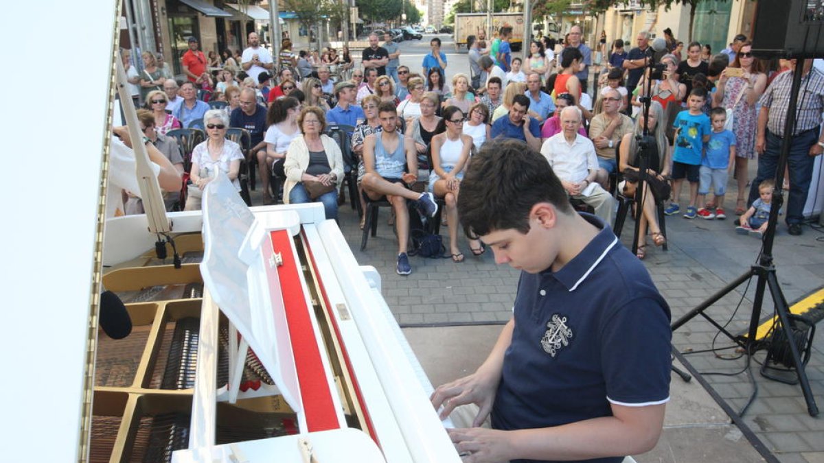 El concurso Ricard Viñes anuncia su inicio cada año sacando pianos a la calle a disposición del público.