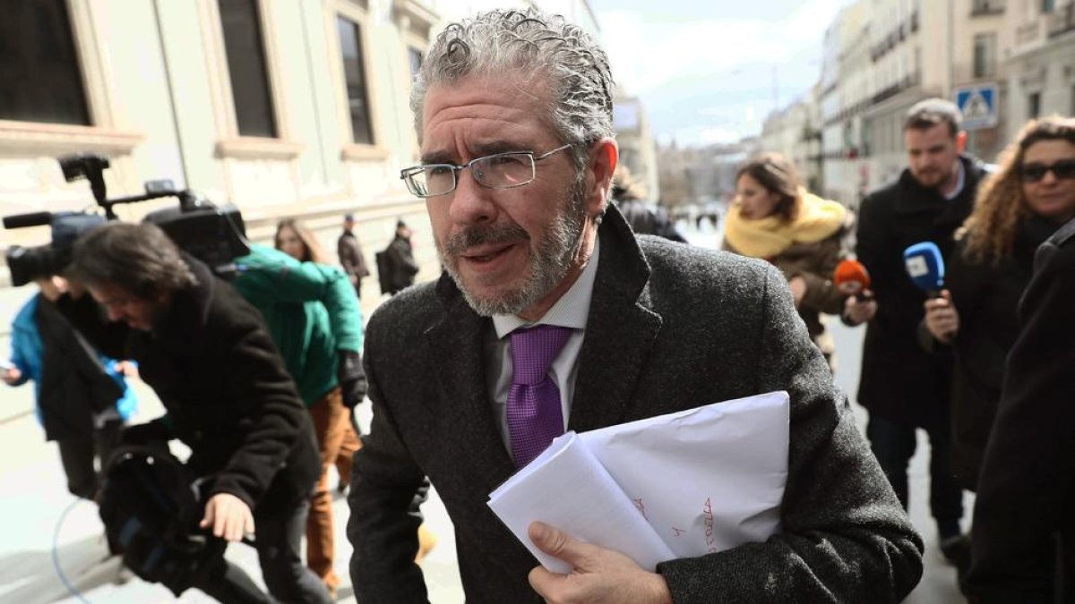 El exsecretario general del PP madrileño Francisco Granados, ayer, a su llegada al Congreso.