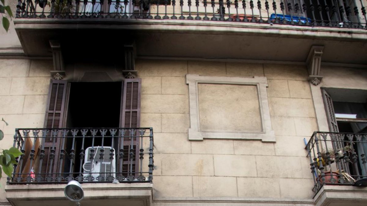 Imatge de l’exterior de l’edifici incendiat.