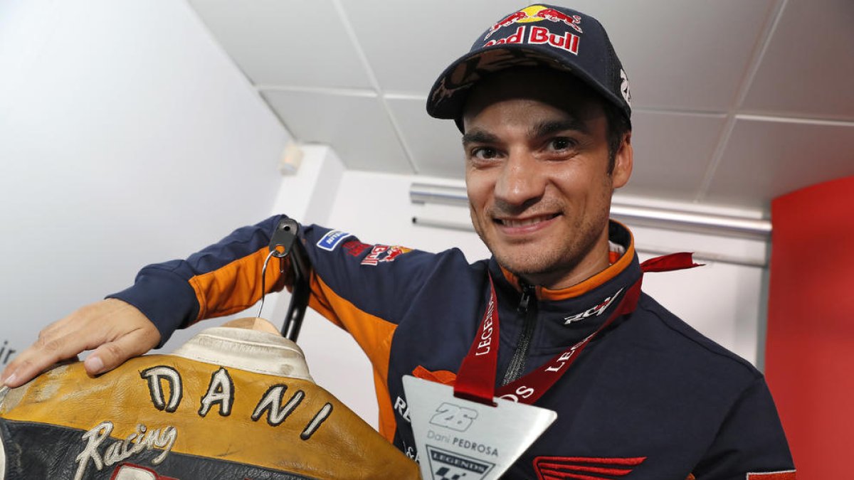 Dani Pedrosa mostra la medalla que l’acredita com a pilot de llegenda de MotoGP.