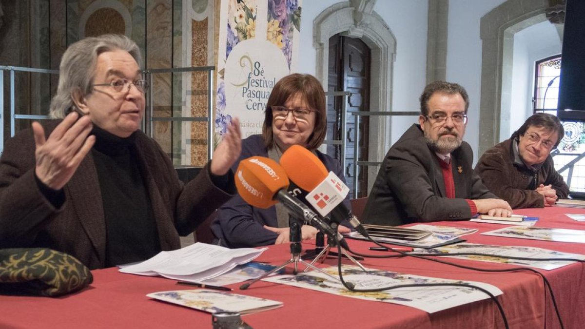 Ros Marbà, ayer en Cervera junto a representantes del IEI y el ayuntamiento y el director del festival.