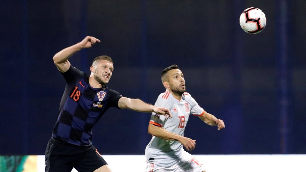 Jordi Alba, que tornava a la selecció espanyola, disputa una pilota en una acció del partit d’ahir.