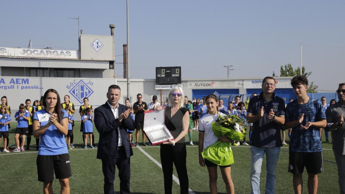Vanessa Núñez, Sergio González, Mar Cortés, Abril Rodrigo Cortés y David Rodrigo, entre otros, ayer en el acto de homenaje a Dani Rodrigo.