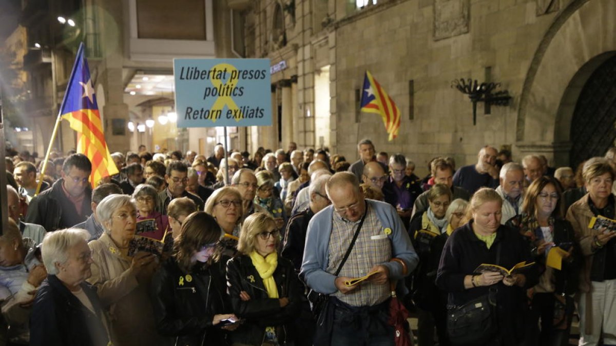 Imatge de l’acte Cantaires per la Llibertat a la plaça Paeria de Lleida, ahir.