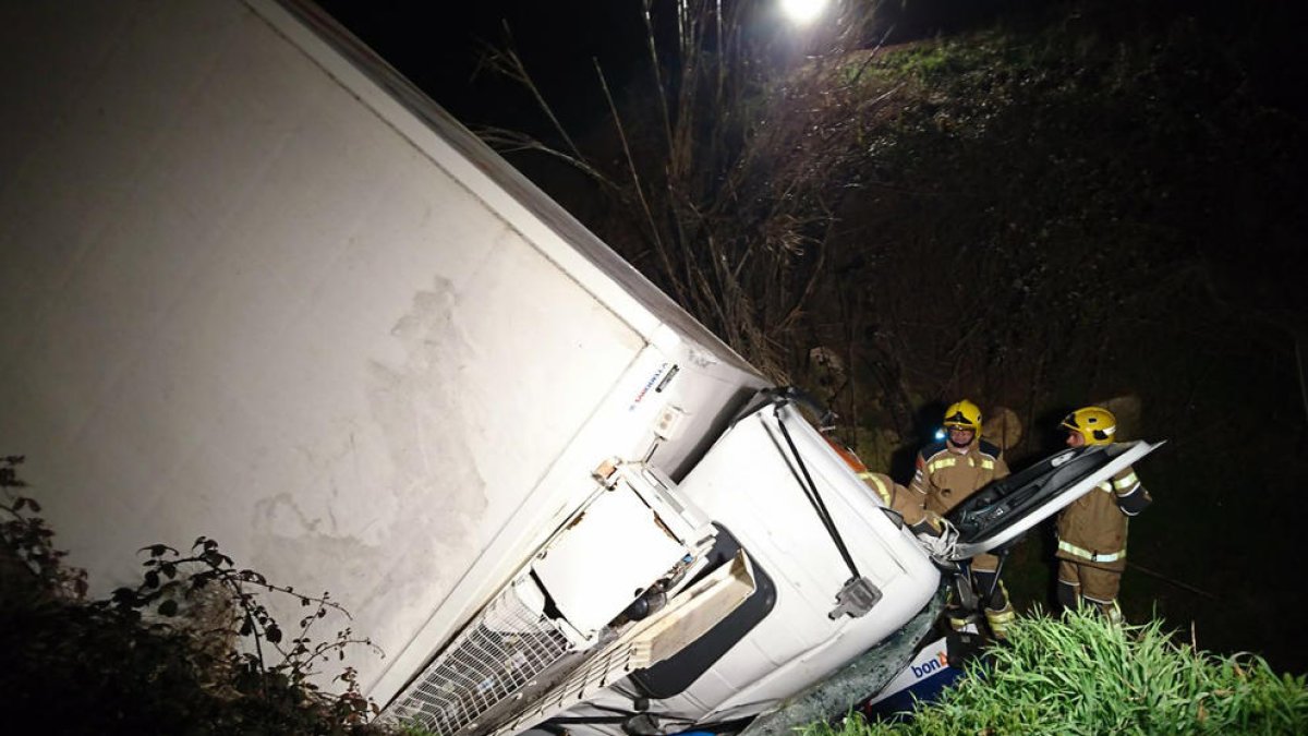 Ferit un camioner per una sortida de via a Torà
