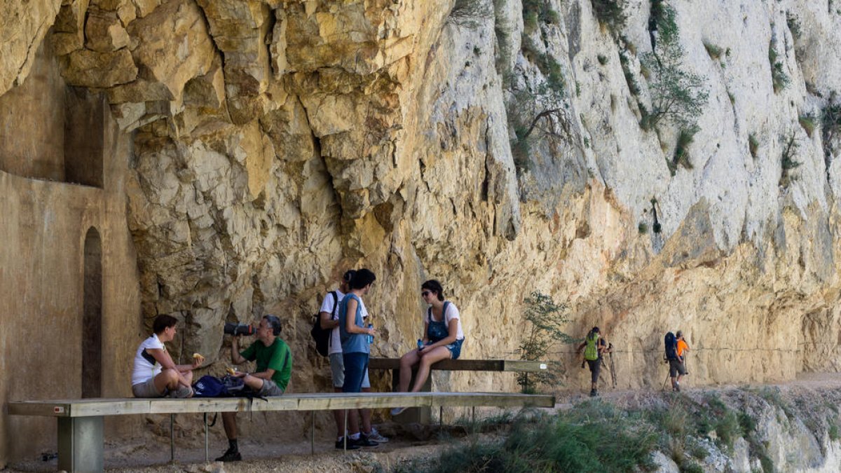 Turistas visitando el museo de las campanas, que se encuentra en Os de Balaguer.