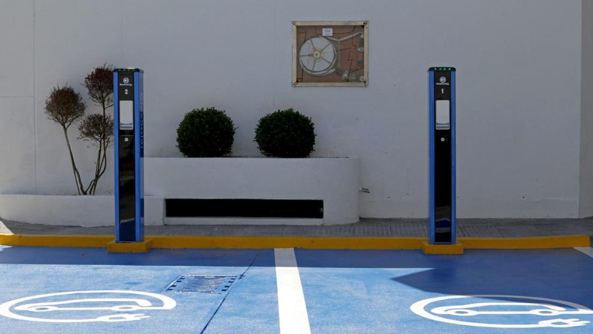 Imagen de un punto de recarga para coches eléctricos.