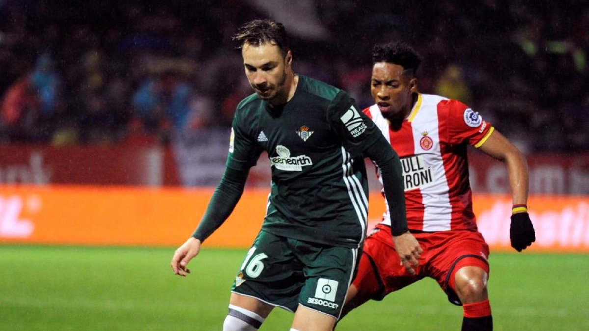 Loren, autor del gol del Betis, presionado por Johan Mojica.