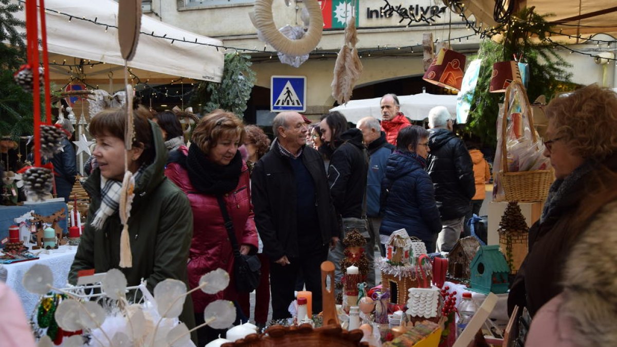 Desenes de persones es van atansar ahir fins al mercat de Nadal de la Seu d’Urgell.