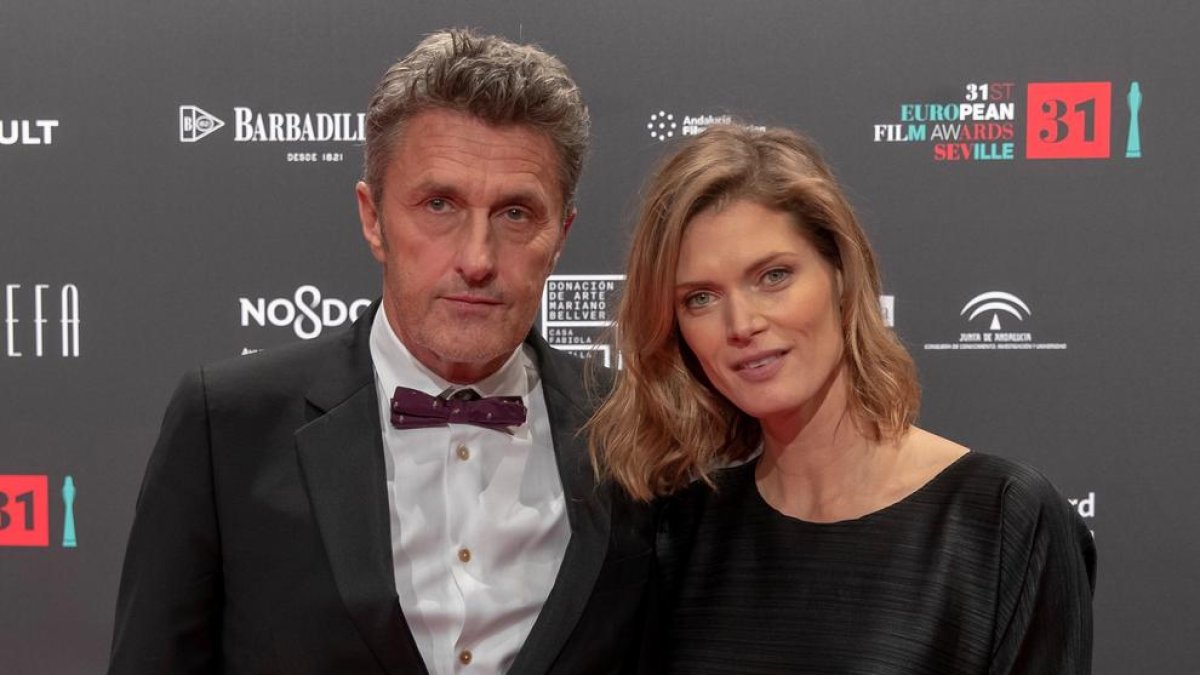 El director Pawel Pawlikovski y su esposa, al entrar en la gala.