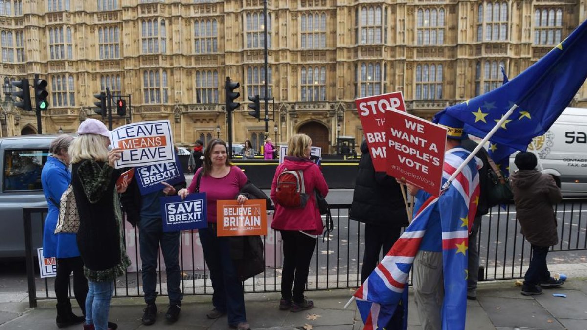 Británicos “probrexit” y “antibrexit” protestan fuera del Palacio de Westminster.