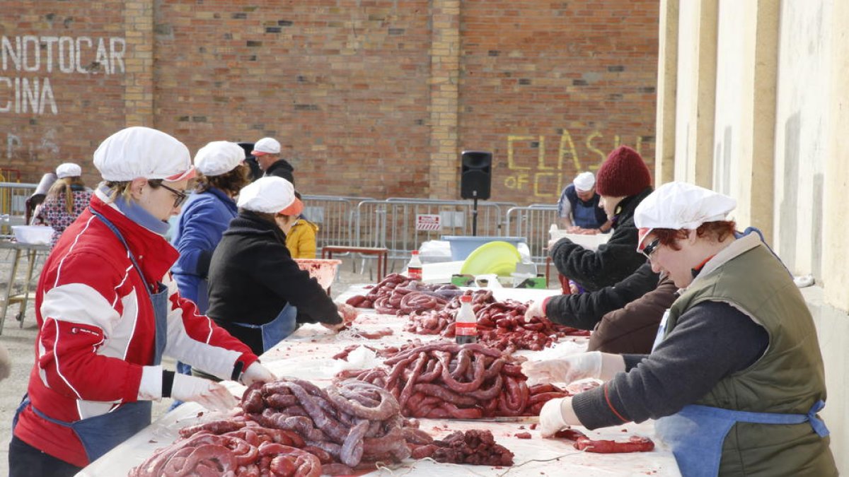Gualter - A Gualter, entitat del municipi de la Baronia de Rialb, dimarts de Carnaval es va acomiadar amb un dinar popular que va reunir més de 250 persones, que van poder disfrutar d’una tradicional escudella.