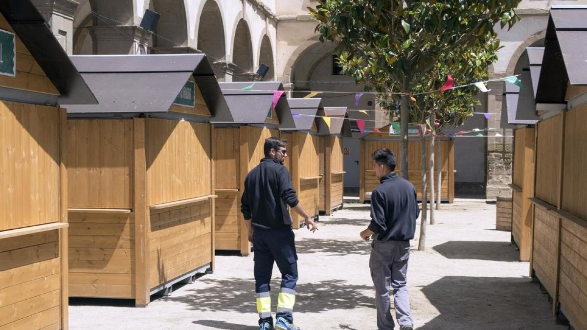 Imagen de los preparativos para la Fira del Pa de Cervera.