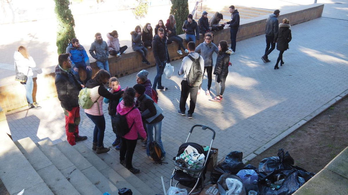 Una ONG recull plàstics i xeringues al parc de Santa Cecília