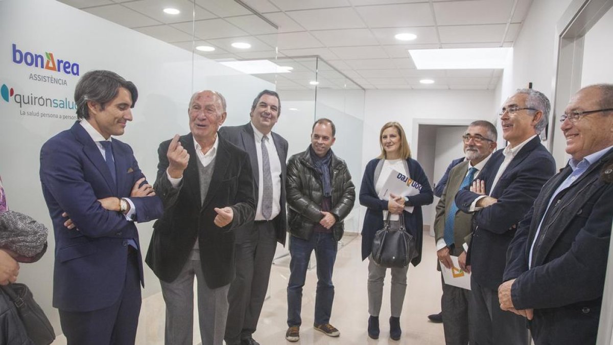 Alsina conversa amb la resta d’assistents a la inauguració del centre sanitari ahir.