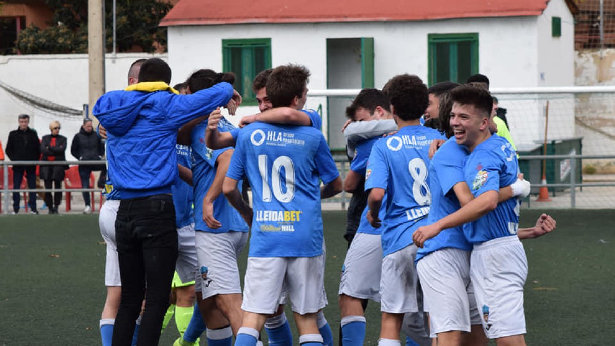 Los jugadores del Juvenil celebran su victoria ante el Barça.