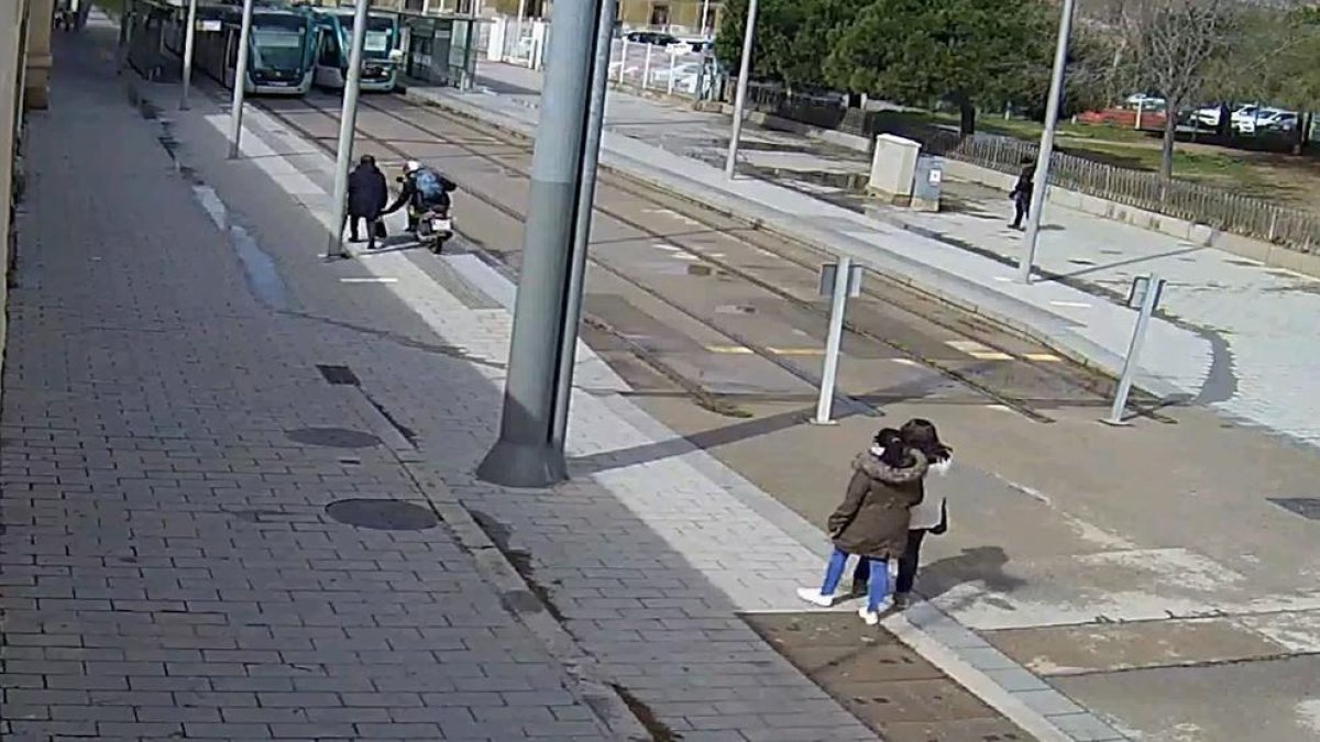 VÍDEO. Així assaltava les seues víctimes un lladre a Barcelona