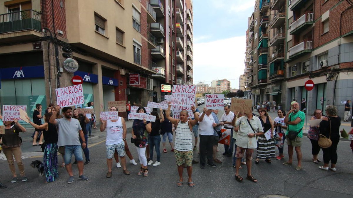 Decenas de personas volvieron a cortar ayer la calle Lluís Companys.
