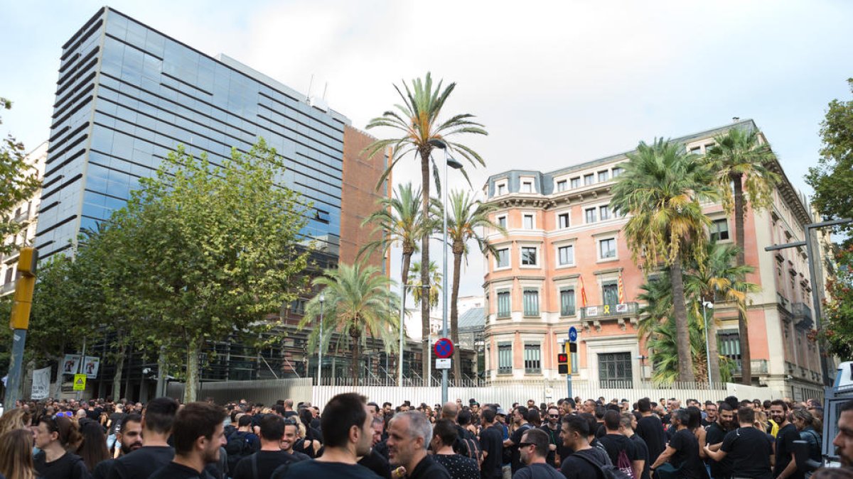 Un miler de mossos protesten davant d'Interior per exigir més mitjans i salari