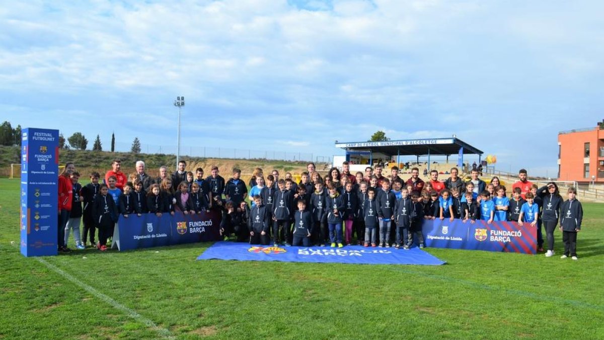 Festa FutbolNet en Alcoletge - Alcoletge acogió ayer la clausura del programa de inclusión social con la metodología FutbolNet de la Fundació Barça. Esta actividad empezó en las comarcas leridanas en 2012 gracias a la colaboración de la Di ...