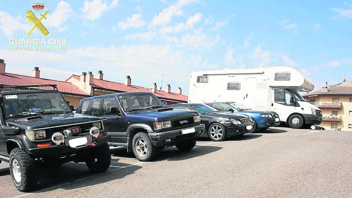 Al fons, l’autocaravana amb què feien el contraban.