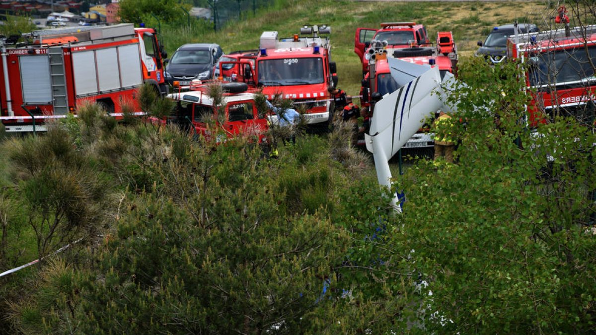 Imgen de la cola del ultraligero accidentado en el que viajaban los dos fallecidos.