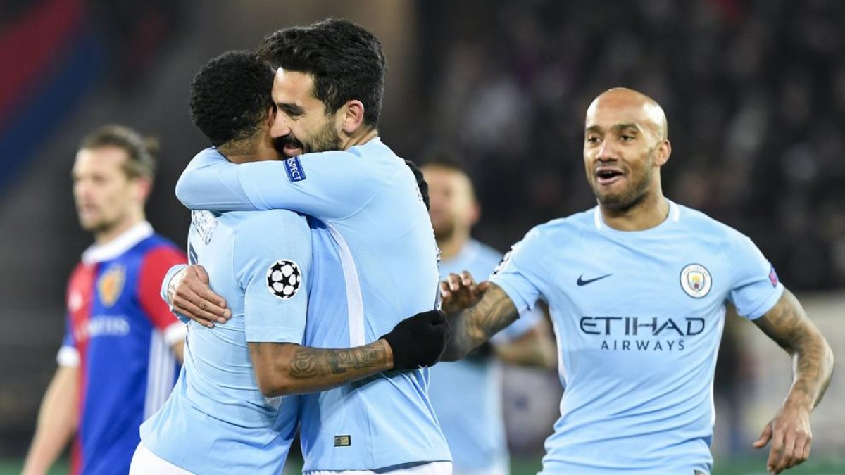 Gundogan y Sterling se abrazan tras un gol del City.
