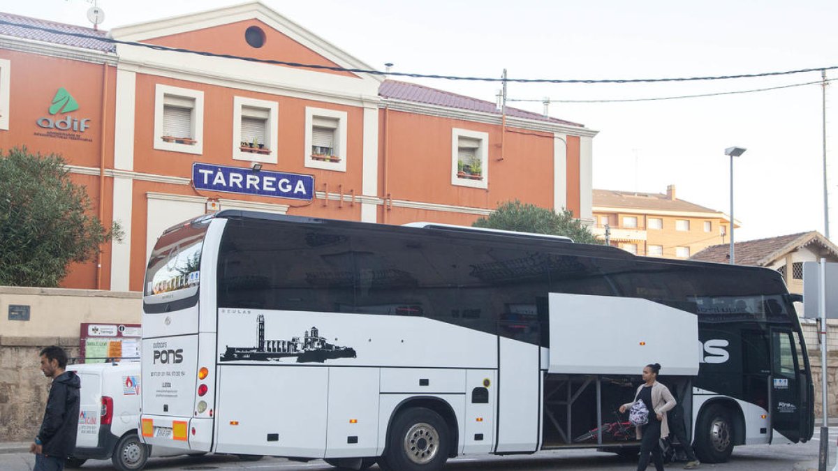 Viatgers a l’estació de Tàrrega agafant l’autocar noliejat per Renfe per l’avaria d’un tren.
