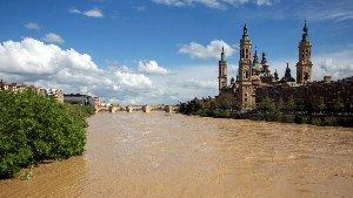 Incomunicado un barrio de Alfocea, en Zaragoza, a causa de la crecida del Ebro