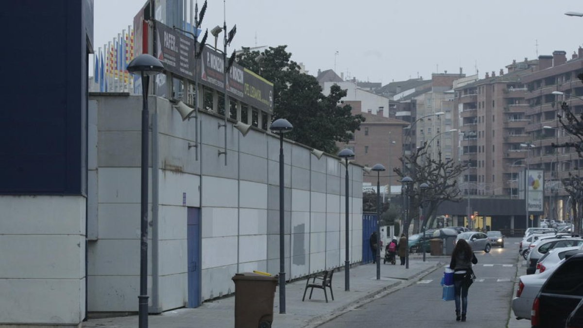 Façana de la grada de Gol Sud a l’espai interior del qual es construiria adossat un hotel.