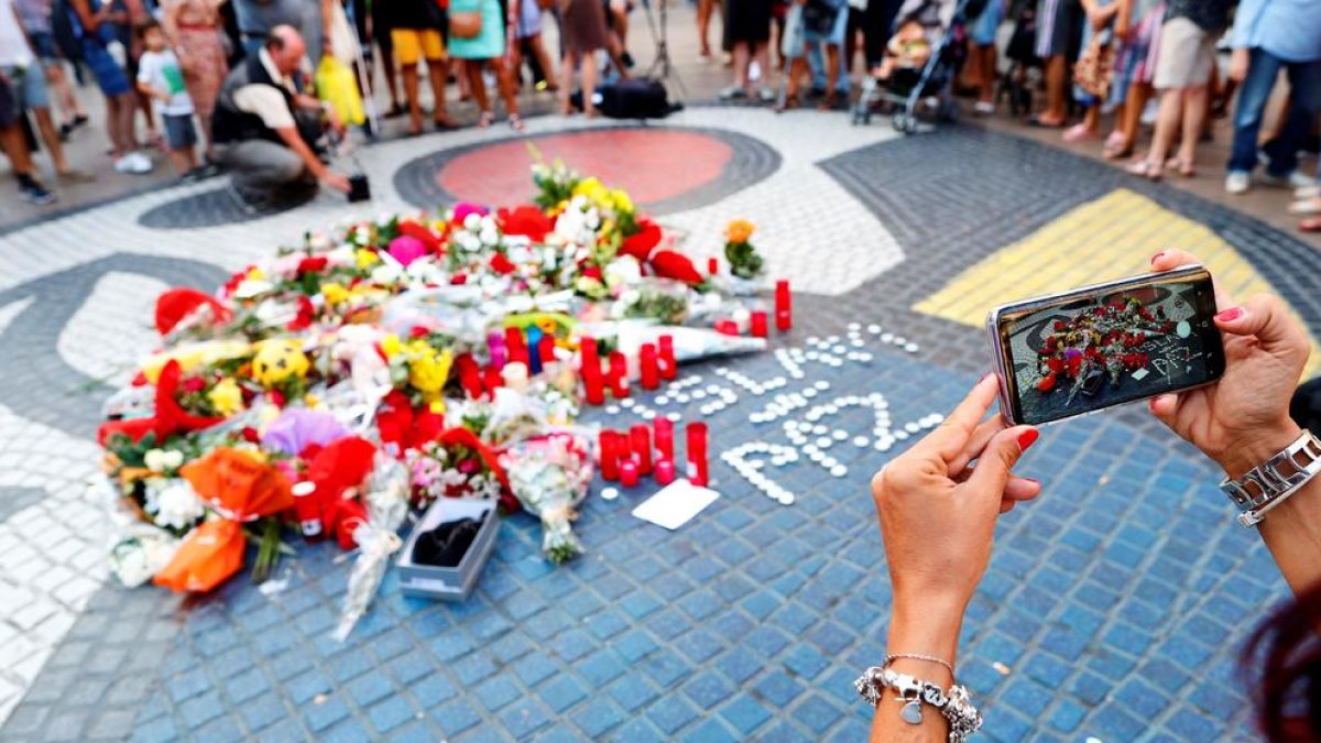 Las primeras flores para el recuerdo a los que ya no están