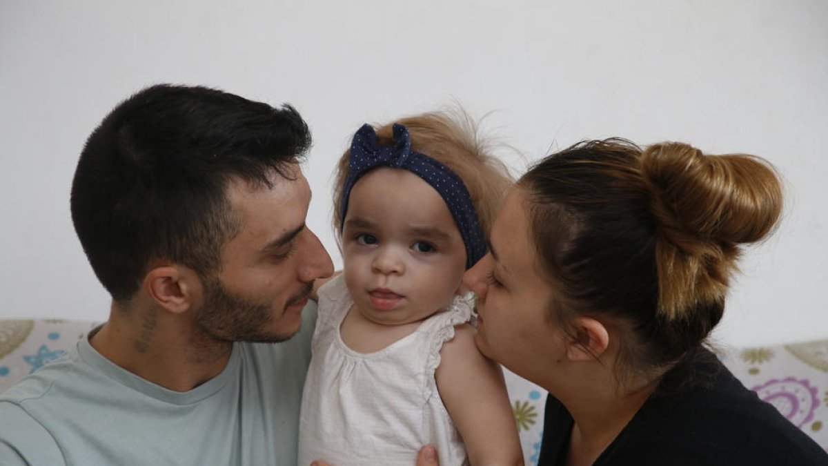 Nagore, con sus padres, Iván y Bárbara, en una imagen tomada el pasado mes de octubre en Lleida.