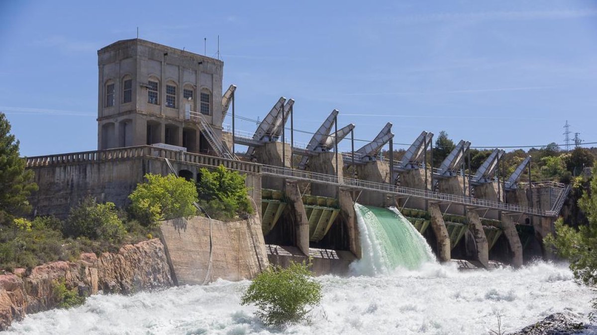 Imatge d’arxiu de l’embassament de Sant Antoni, que gestiona Endesa a la Pallaresa, alliberant aigua.