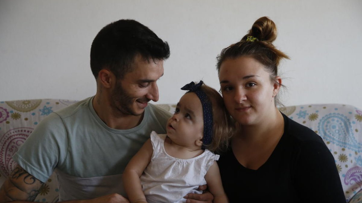 Iván y Bárbara, el pasado viernes, con la pequeña Nagore, de dos años.