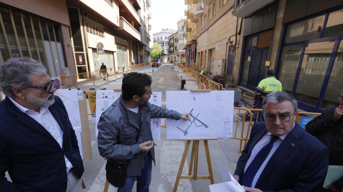 L’alcalde va visitar ahir les obres de reurbanització del barri de Noguerola.