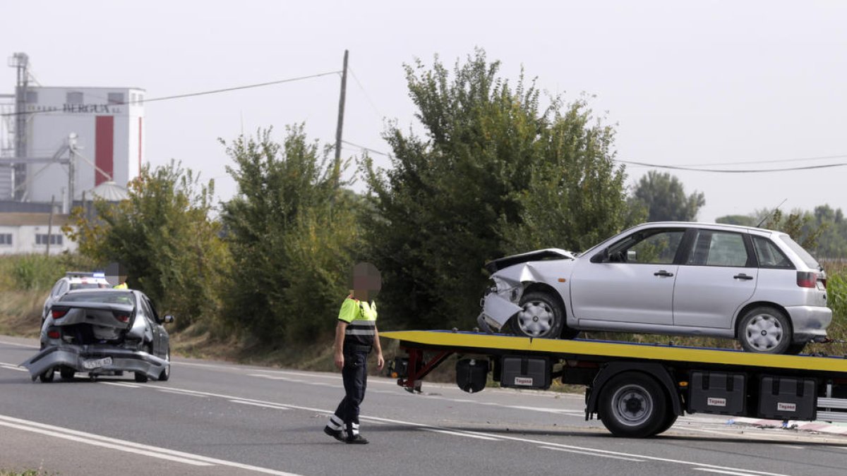 Els dos cotxes implicats en l’accident al punt quilomètric 456 de la carretera N-II.