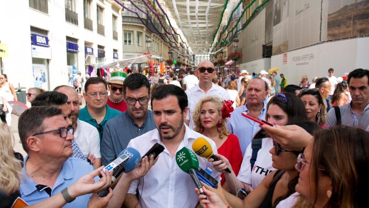Alberto Garzón hablando con los medios.