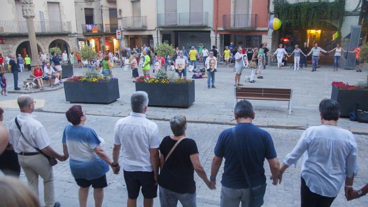 Tàrrega - Decenas de personas se reunieron ayer en la plaza Major de Tàrrega para reclamar la libertad de los presos. Una sardana gigante, que rodeó toda la plaza, presidió el acto coincidiendo con los 10 meses del encarcelamiento de los ‘Jor ...