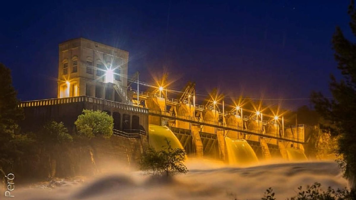 La presa de Sant Antoni, propiedad de Endesa, desembalsando.
