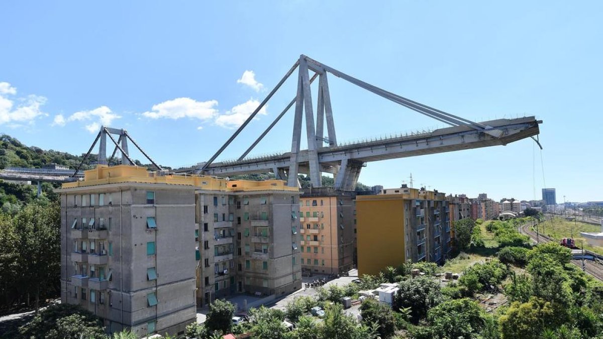 Imatge de l’estat actual del pont de Gènova i els edificis limítrofs.