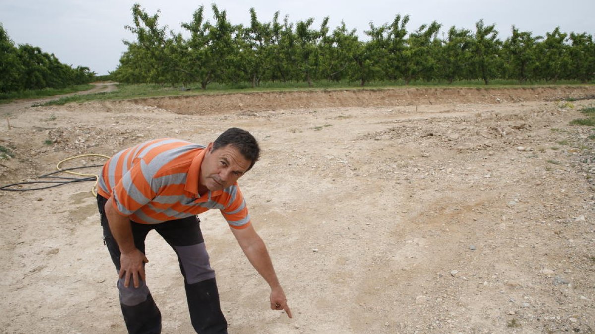 El pare de la víctima mostra el lloc de l’incident - En aquesta imatge de l’abril de l’any passat, Joan Miret, pare de la víctima de l’incident, mostra el lloc en el qual van impactar els cartutxos després que l’ahir condemnat disparé ...