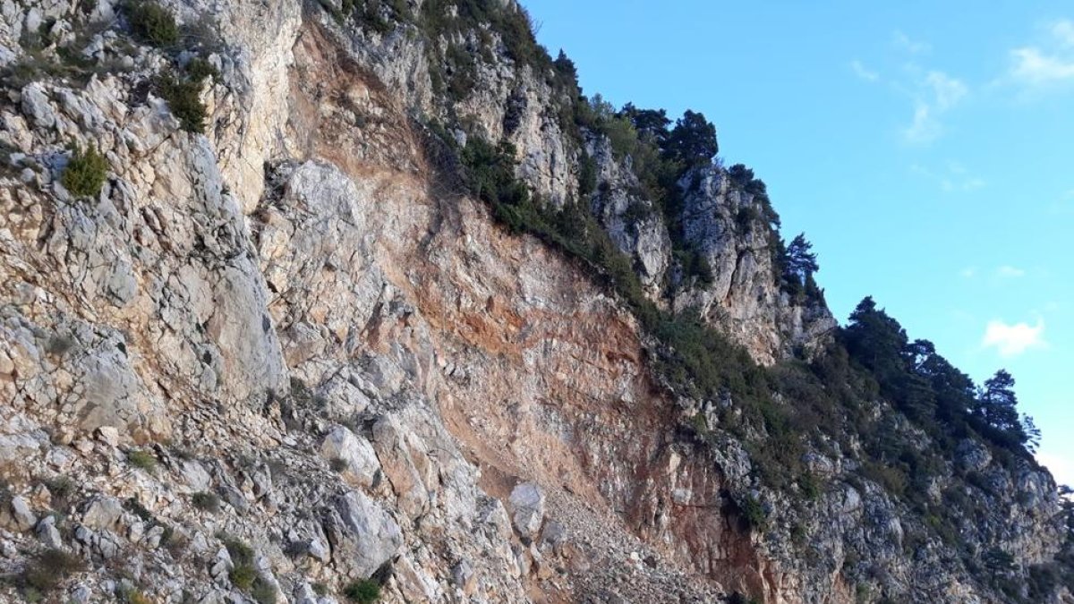 El despreniment de roques que ha tallat la carretera de Port del Comte.