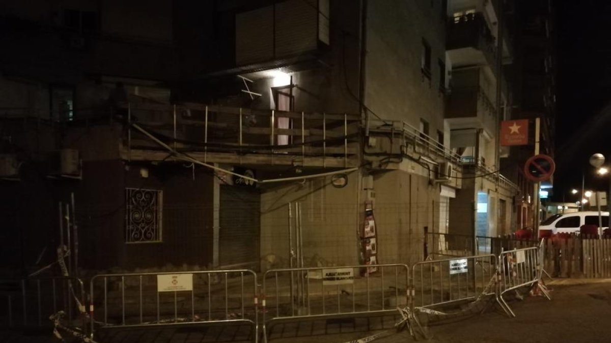 Imatge de la tanca que impedeix el pas als tècnics de Telefónica.