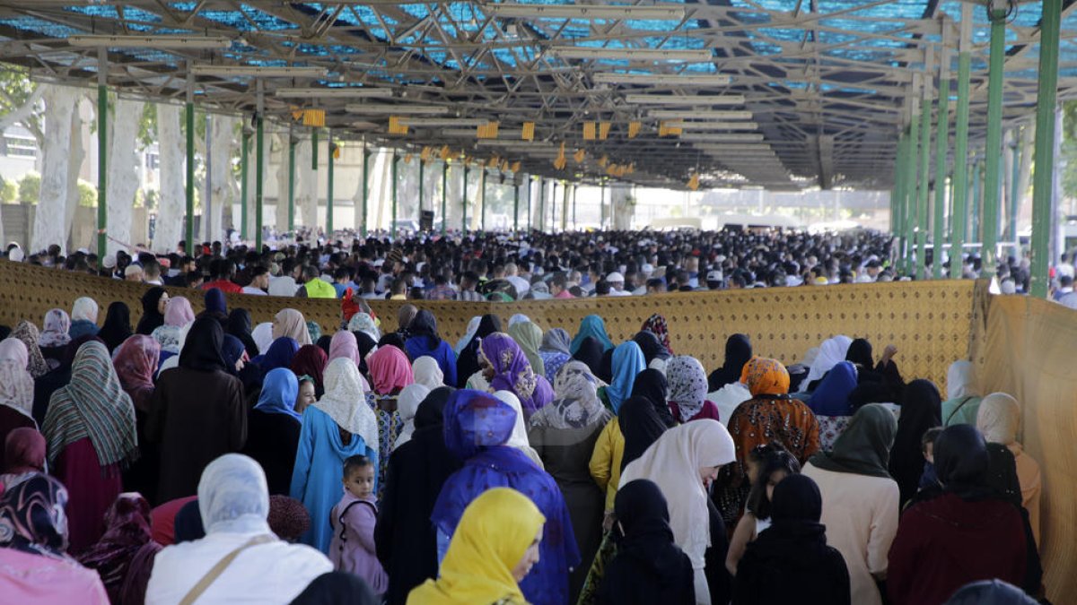 Más de 5.000 musulmanes despiden el Ramadán en los Campos Elíseos de Lleida