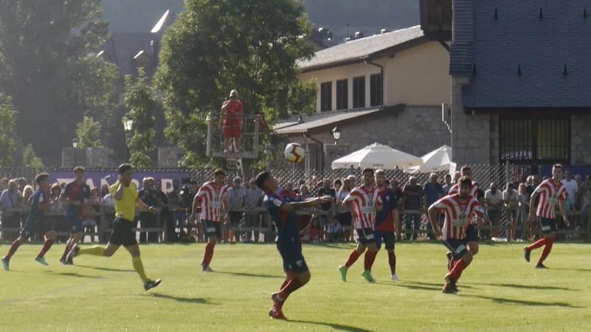 El Huesca abrió su serie de amistosos goleando al Monzón.