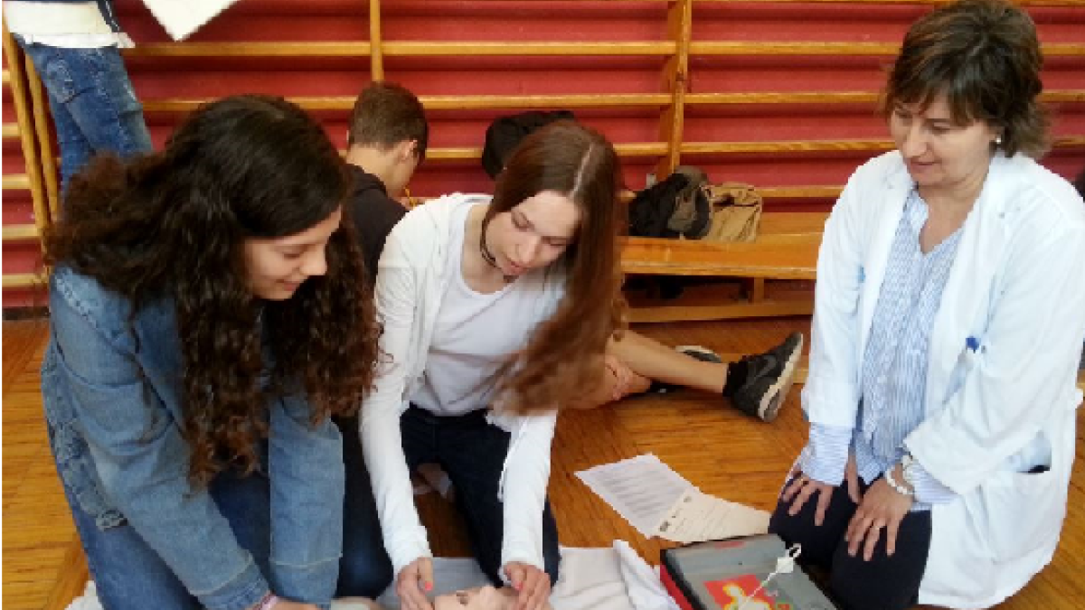 Los estudiantes aprenden técnicas para saber actuar en caso de parada cardiorrespiratoria.