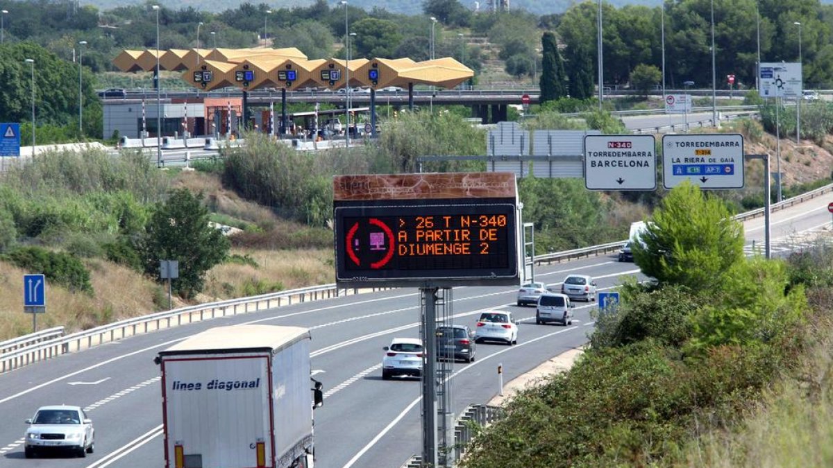 Vehículos en circulación por una autopista catalana.