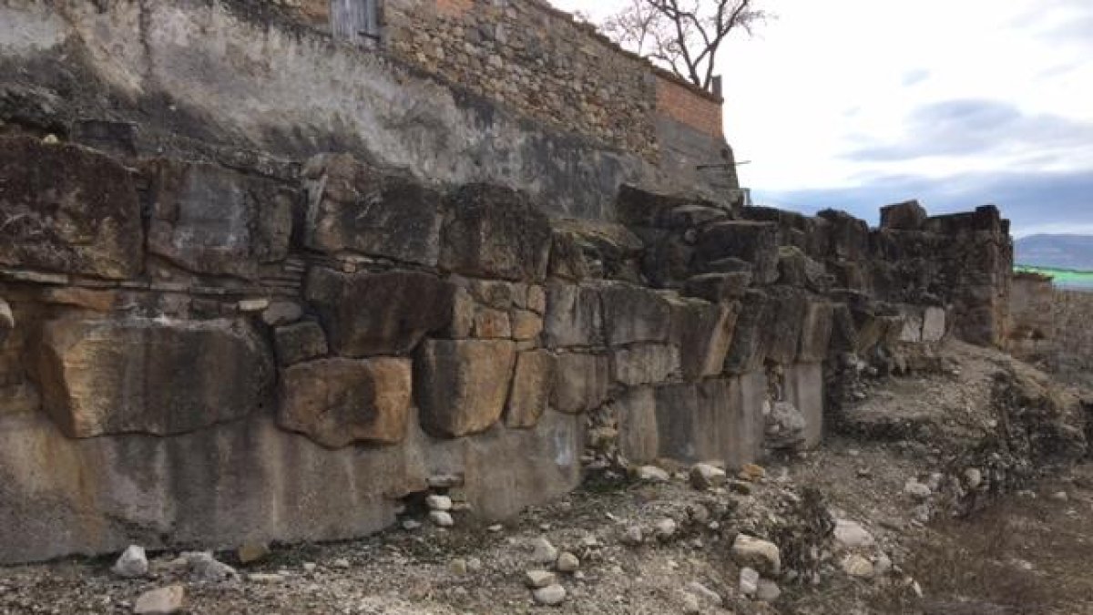 Estat de la muralla romana d’Isona en una imatge del 2017.