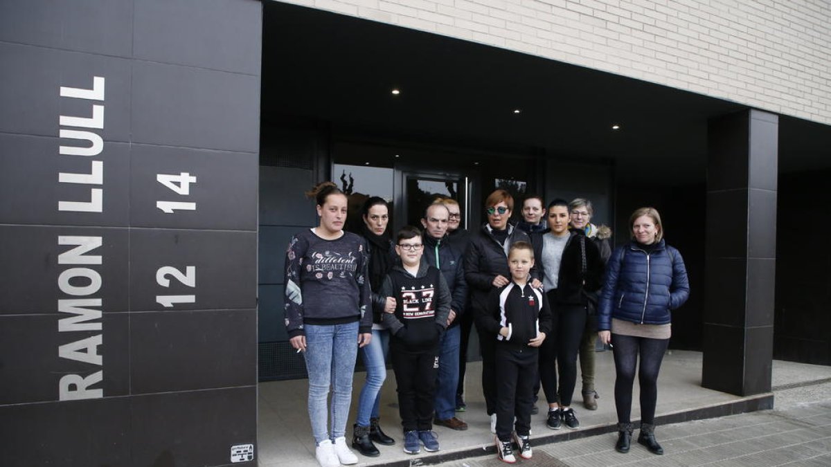 El colectivo de vecinos de Balaguer que denuncian presiones para abandonar sus pisos.