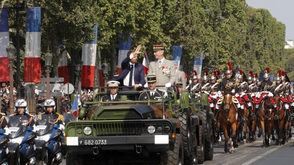 Macron saluda el públic congregat en l’arribada als Camps Elisis de París.